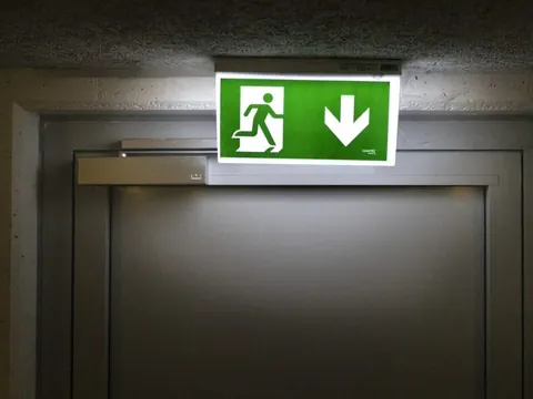 Notausgang-Schild an einer Türe