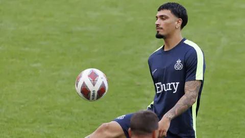 Fussballspieler beim Training auf dem Spielfeld.
