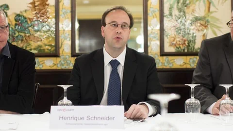 Henrique Schneider in Nahaufnahme.