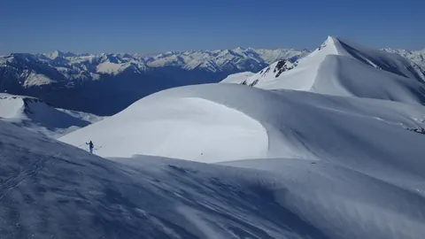 Schneebedeckte Berge und klare blaue Himmel.