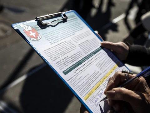 Eine Person füllt ein Formular auf einem Klemmbrett aus.