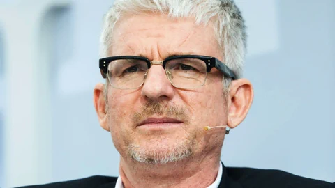 Ein Mann mit markanter Brille: Der obere Rand schwarz, unten nur das Glas. 