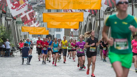 Frauen am Marathon durch die Stadt Bern.