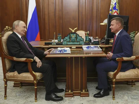 Putin und Starowoit an Putins Tisch.