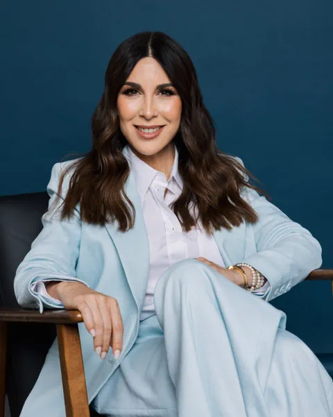 Judith Williams sitzt auf einem Stuhl