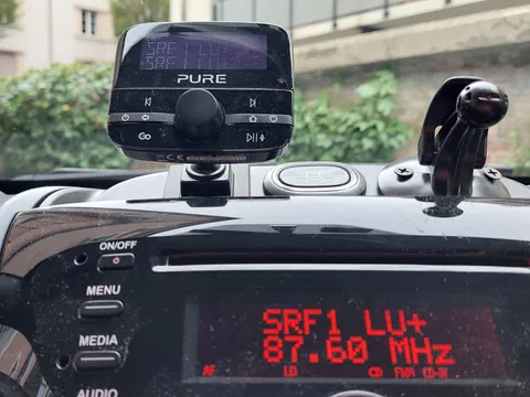Autoinnenraum mit DAB-Radio Anzeige auf SRF1 87,60 MHz.