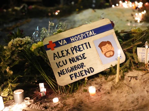 Gedenktafel mit Kerzen und Blumen für ICU-Krankenpfleger.