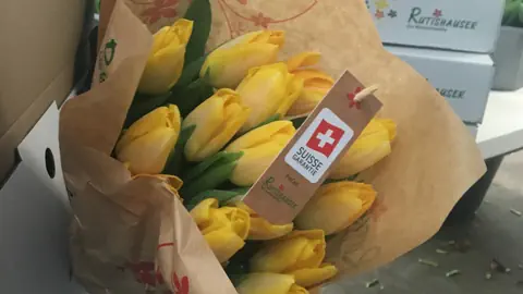 Ein Strauss mit gelben Tulpen.