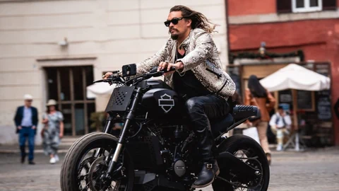 Jason Momoa fährt ein Motorrad.