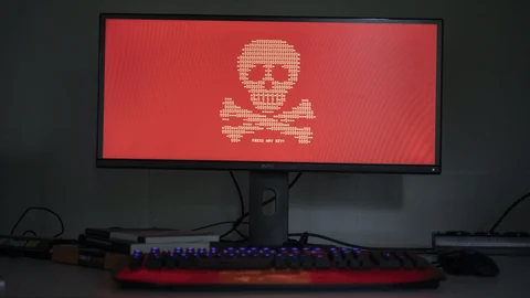 Computermonitor mit Totenkopfbildschirmschoner.