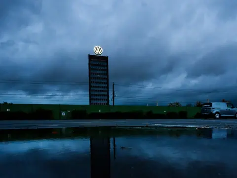 Turm im VW-Logo im Dunklen.