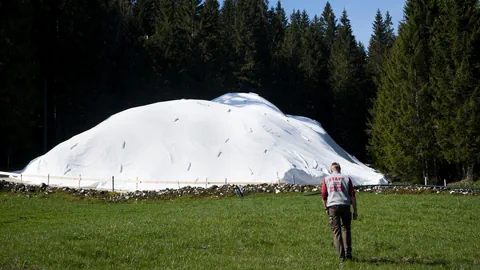 Schneehaufen unter Vlies.