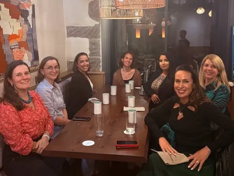 Gruppe Frauen an einem Tisch