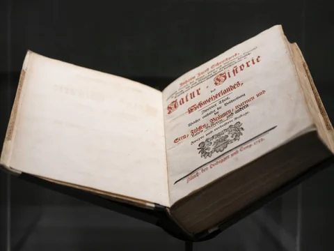 Altes Buch auf einer Ausstellung geöffnet.