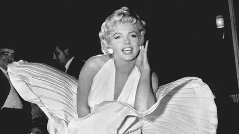 Marilyn Monroe in weissem Kleid.