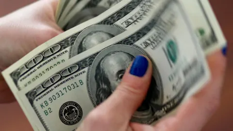 Hände zählen Hundert-Dollar-Scheine.