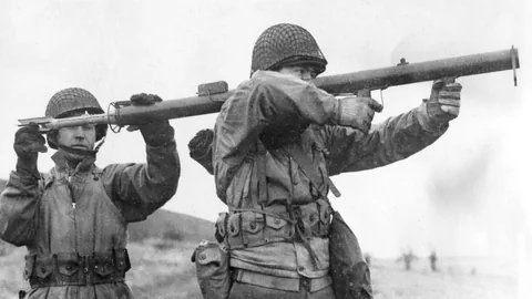Zwei Soldaten mit einer Panzerabwehr-Waffe auf den Schultern.