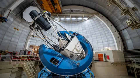 Grosses Teleskop in einem Observatorium.