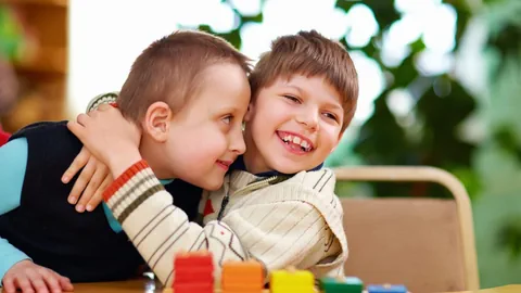 Zwei Kinder umarmen sich