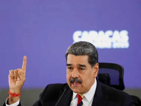 Nicolas Maduro im Porträt mit gehobenem rechten Zeigefinger.