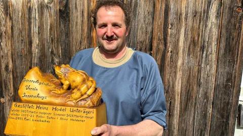 Karl Laimbacher posiert mit Wanderpokal.