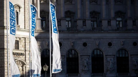 Wiener Hofburg mit OSZE-Fahnen.