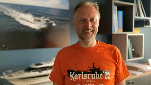 Der Wracktaucher Tomasz Stachura in seinem Büro in Gynia mit dem T-Shirt zu seiner neuesten Expedition.