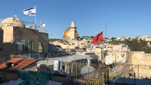 Al-Aksa-Moschee aus der Ferne, davor israelische Flaggen über den Häusern.
