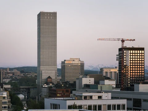 Stadtansicht mit Hochhaus und Baukran.