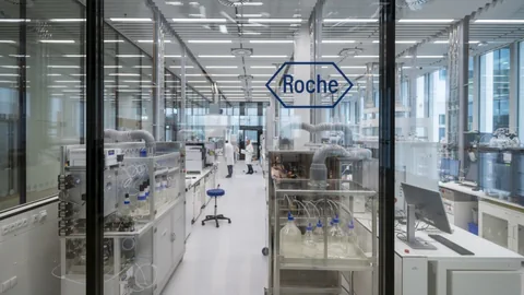 Blick in ein modernes Labor mit Roche-Logo an der Glastür.
