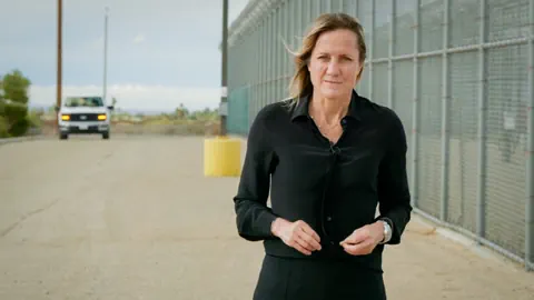 Club-Moderatorin Barbara Lüthi vor einem Grenzzaun