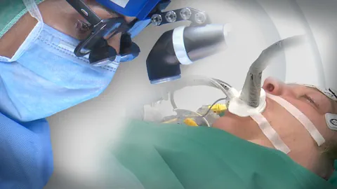 Links ist der Kopf eines ARztes zu sehen, rechts der einer Patientin, die an ein Beatmungsgerät angeschlossen ist
