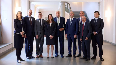Gruppe von Menschen posiert für ein Bild.