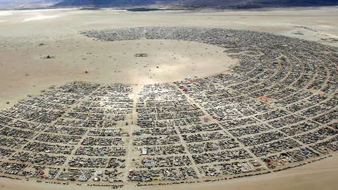 Das Burning Man-Festival: Eine Zeltsstadt von oben in der Wüste.