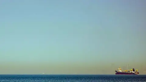 Einzelnes Frachtschiff auf dem Meer in der Strasse von Hormus