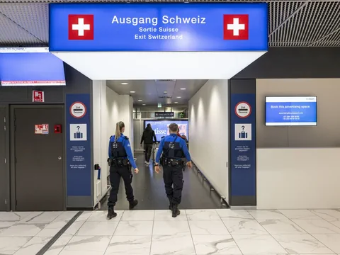 Zollbeamte beim Ausgang 