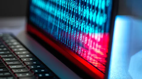 Laptop mit digitalem Code auf Bildschirm.