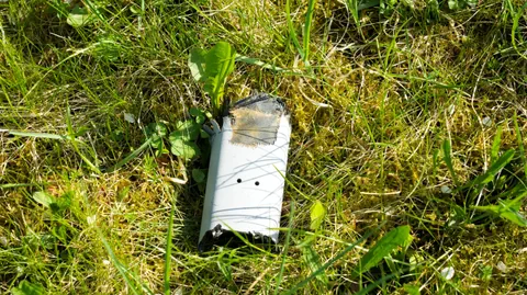 Teil einer abgestürzten Drohne im Gras