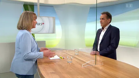 Frau an Theke in Gespräch mit Mann