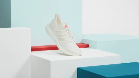 Ausgestellter Sneaker