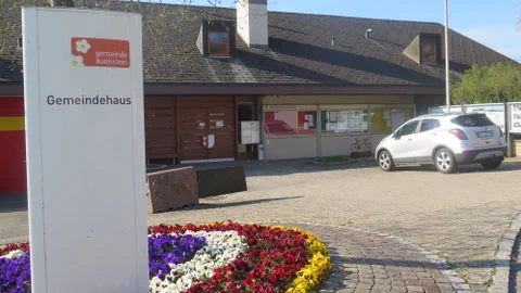 Schild "Gemeindehaus" vor Haus.
