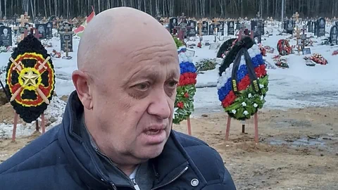 Prigoschin bei einer Beisetzung von in der Ukraine gefallenen Wagner-Kämpfer in St. Petersburg (24.12.2022). 