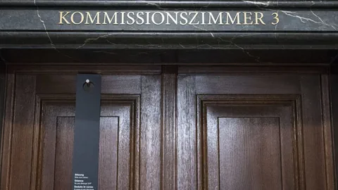 Schild über einer Türe, Kommissionszimmer 3