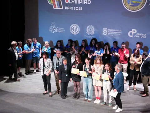 Menschen auf der Bühne bei Preisverleihung, Olympiad Bari 2025.