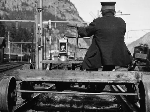 Bahnangestellter auf einer Draisine.