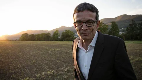 Peter Hossli auf einem weiten Feld