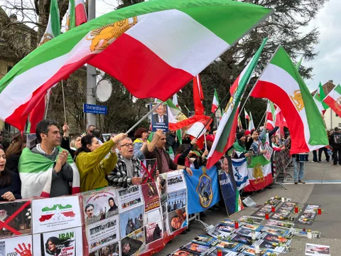 Protestierende mit Flaggen und Plakaten auf der Strasse.
