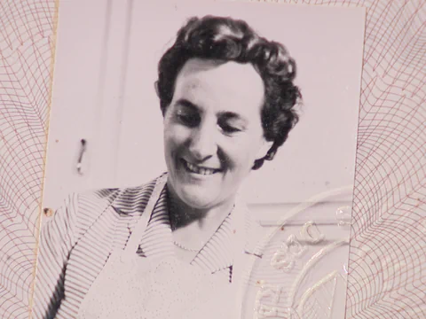 Schwarz-weiss Foto einer lächelnden Frau.