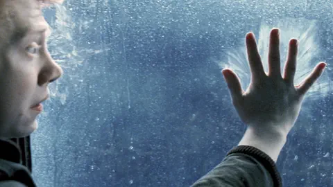 Junge greift an Fenster