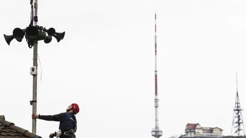 Ein Mann arbeitet an einer Schweizer Sirene.